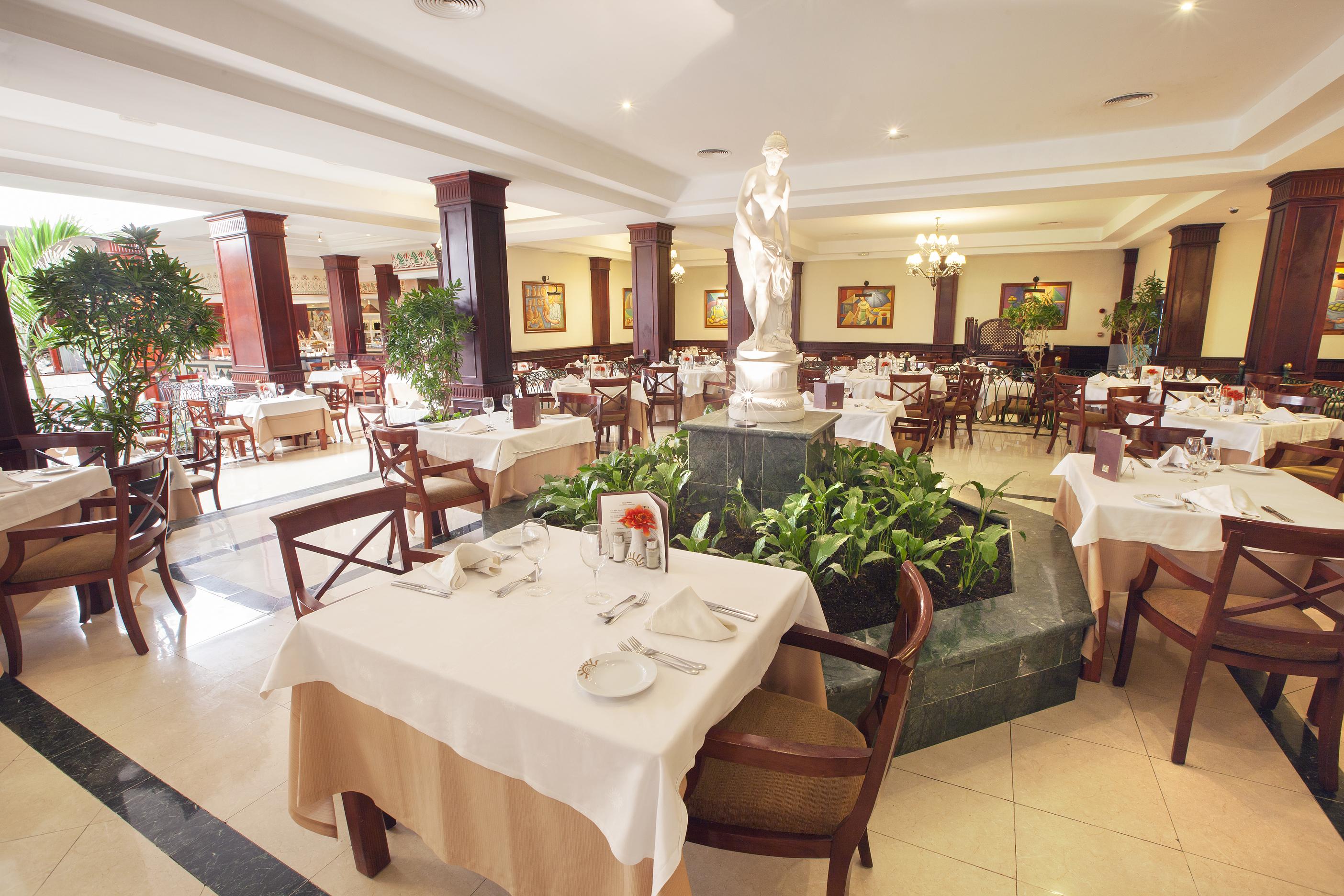 Bahia Principe Grand Bavaro Punta Cana Ngoại thất bức ảnh The restaurant at the hotel