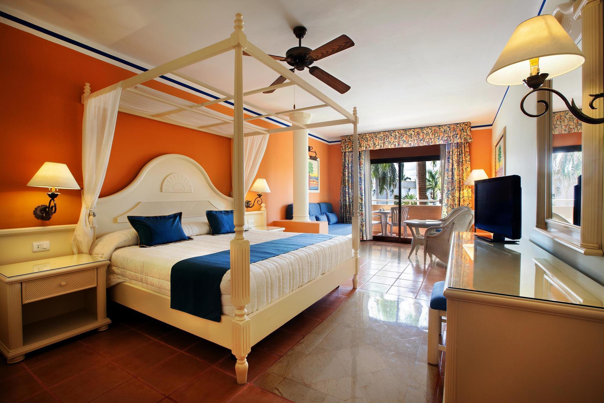 Bahia Principe Grand Bavaro Punta Cana Ngoại thất bức ảnh A room at the Iberostar Grand Hotel at Playa del Inglés, Gran Canaria