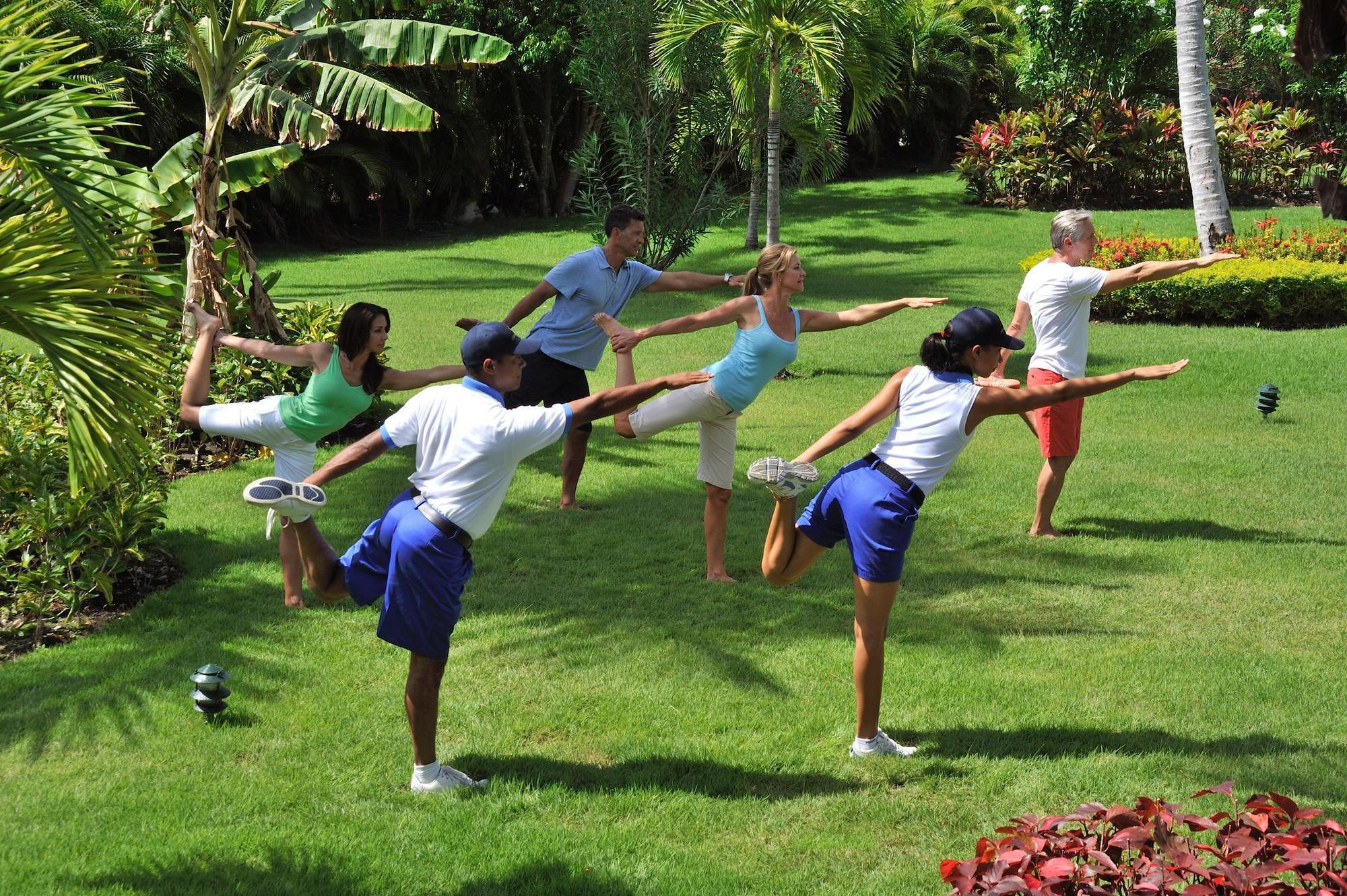 Bahia Principe Grand Bavaro Punta Cana Ngoại thất bức ảnh A group of people doing yoga