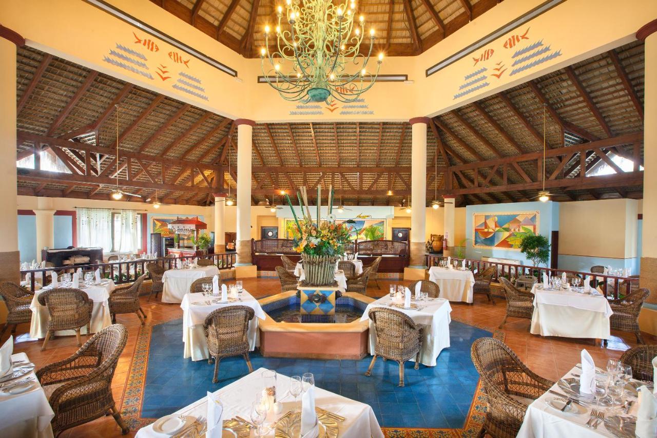 Bahia Principe Grand Bavaro Punta Cana Ngoại thất bức ảnh The buffet at the resort